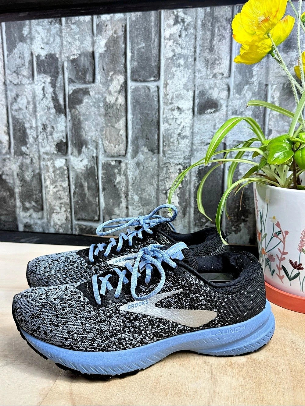 Brooks Launch Athletic Shoes Black & Blue US 8 B Like New